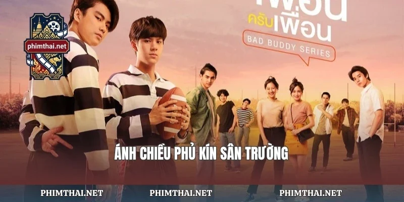Ánh chiều phủ kín sân trường