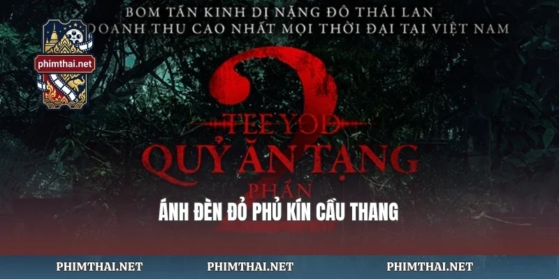 Ánh đèn đỏ phủ kín cầu thang