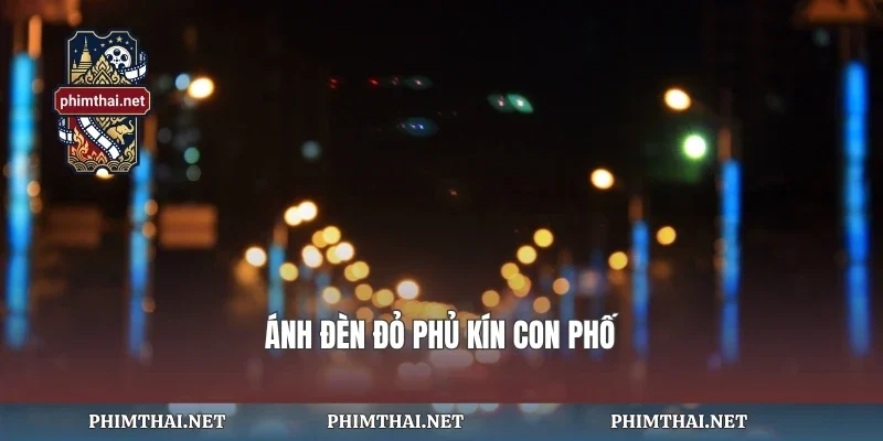 Ánh đèn đỏ phủ kín con phố