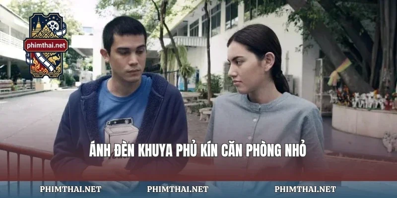 Ánh đèn khuya phủ kín căn phòng nhỏ