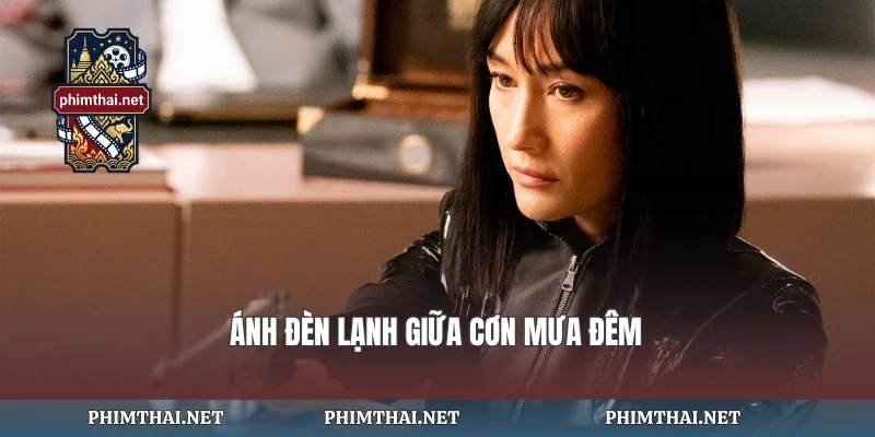 Ánh đèn lạnh giữa cơn mưa đêm