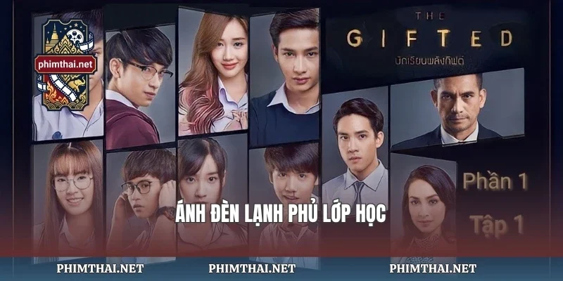 Ánh đèn lạnh phủ lớp học