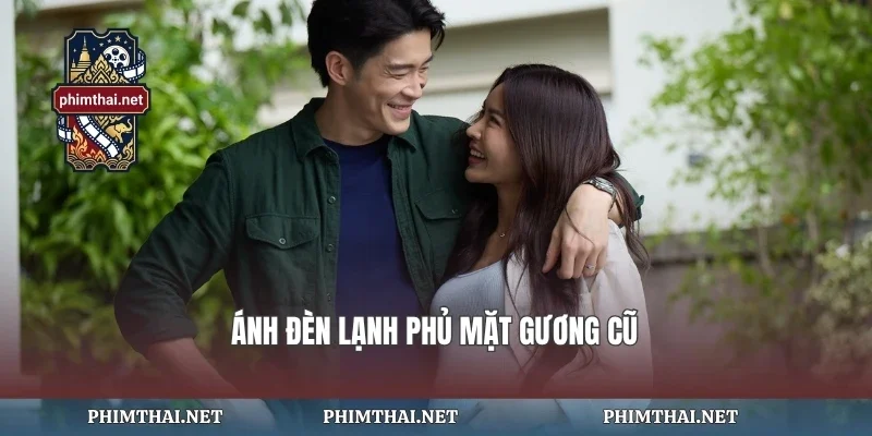 Ánh đèn lạnh phủ mặt gương cũ