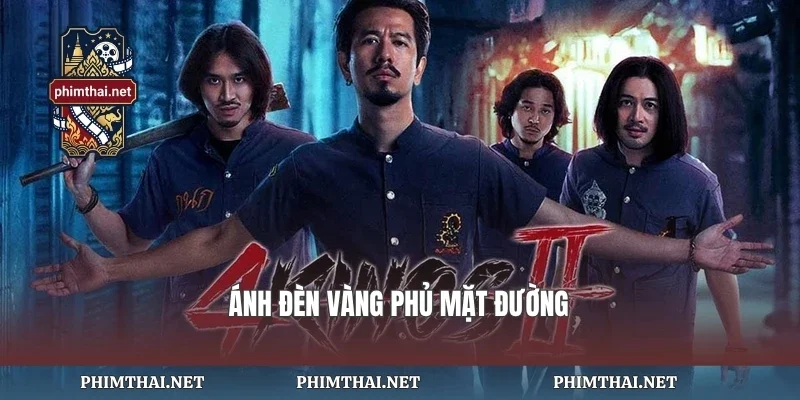 Ánh đèn vàng phủ mặt đường