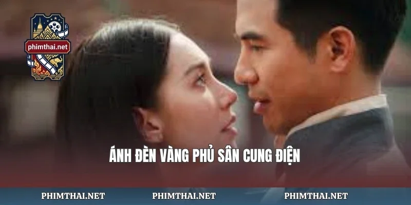 Ánh đèn vàng phủ sân cung điện