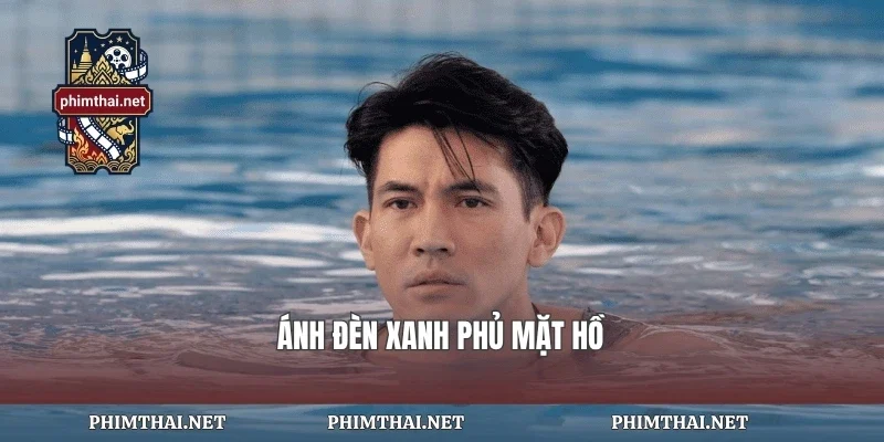 Ánh đèn xanh phủ mặt hồ