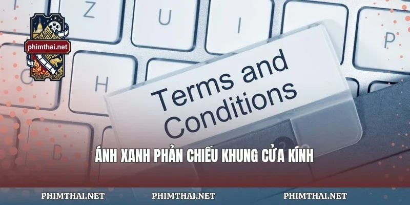 Ánh xanh phản chiếu khung cửa kính