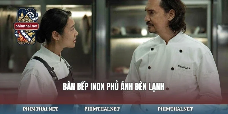 Bàn bếp inox phủ ánh đèn lạnh