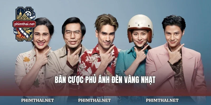 Bàn cược phủ ánh đèn vàng nhạt
