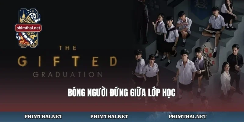 Bóng người đứng giữa lớp học