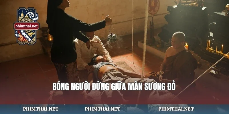 Bóng người đứng giữa màn sương đỏ