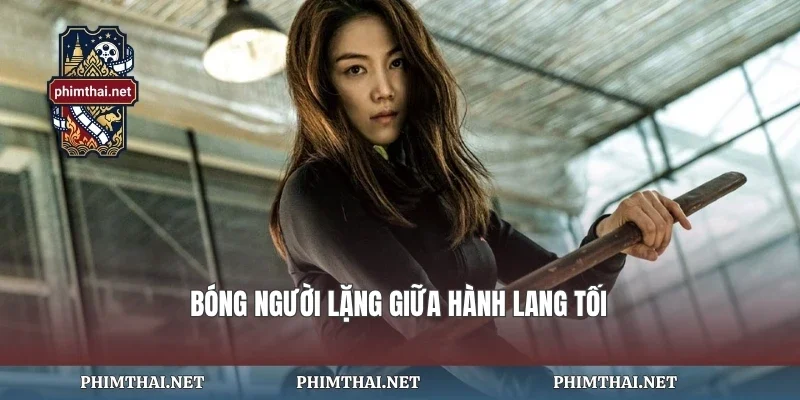 Bóng người lặng giữa hành lang tối