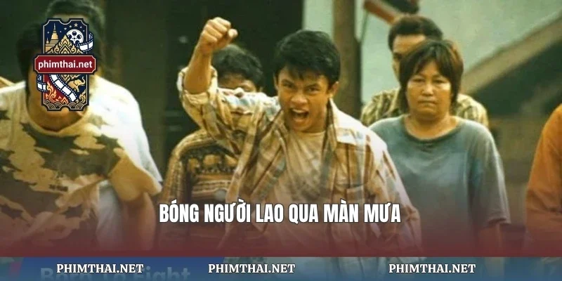 Bóng người lao qua màn mưa