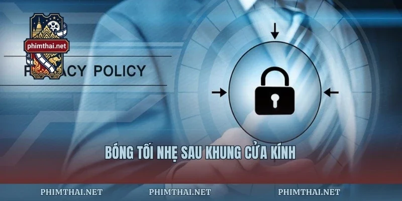 Bóng tối nhẹ sau khung cửa kính