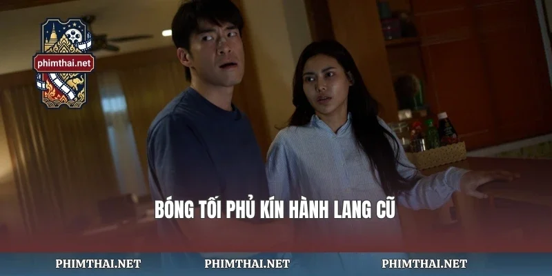 Bóng tối phủ kín hành lang cũ