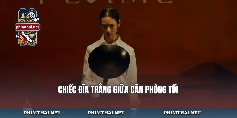 Chiếc đĩa trắng giữa căn phòng tối