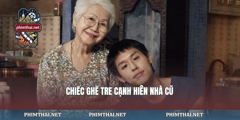 Chiếc ghế tre cạnh hiên nhà cũ