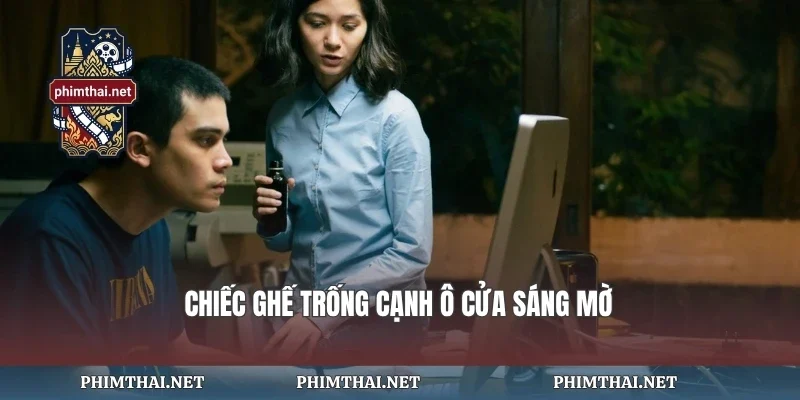 Chiếc ghế trống cạnh ô cửa sáng mờ