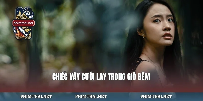 Chiếc váy cưới lay trong gió đêm