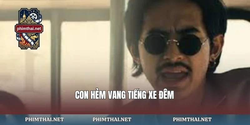 Con hẻm vang tiếng xe đêm
