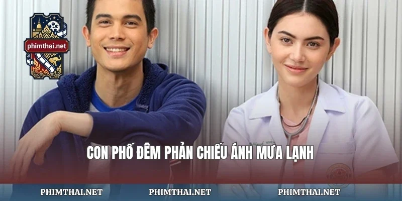 Con phố đêm phản chiếu ánh mưa lạnh