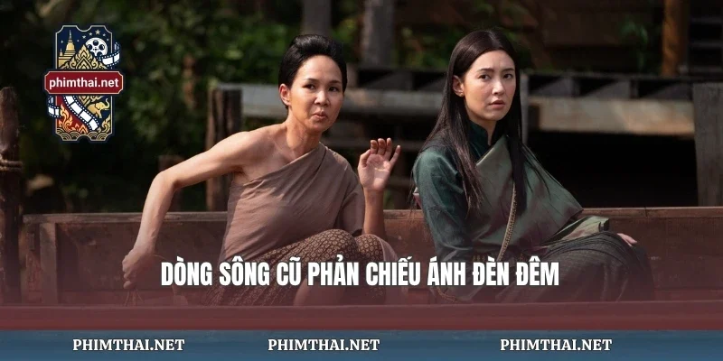 Dòng sông cũ phản chiếu ánh đèn đêm