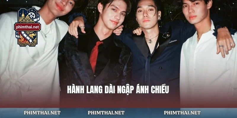 Hành lang dài ngập ánh chiều