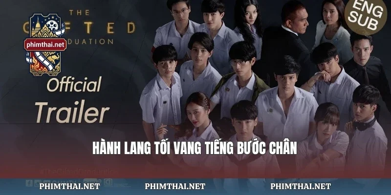 Hành lang tối vang tiếng bước chân