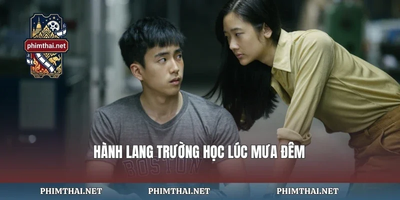 Hành lang trường học lúc mưa đêm