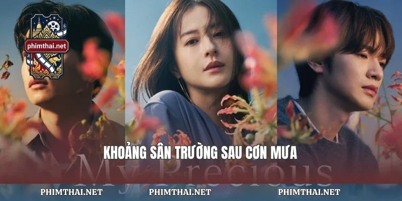 Khoảng sân trường sau cơn mưa