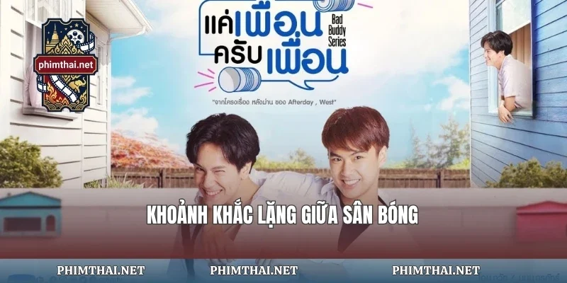 Khoảnh khắc lặng giữa sân bóng