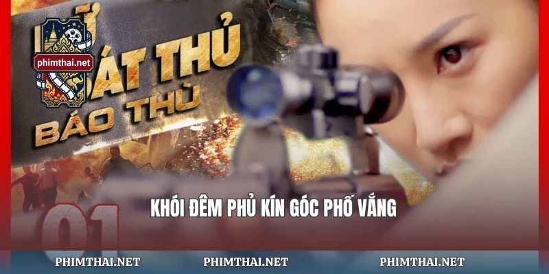 Khói đêm phủ kín góc phố vắng