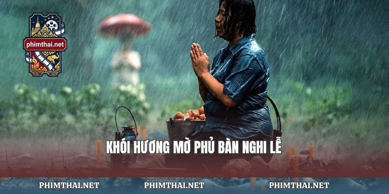 Khói hương mờ phủ bàn nghi lễ