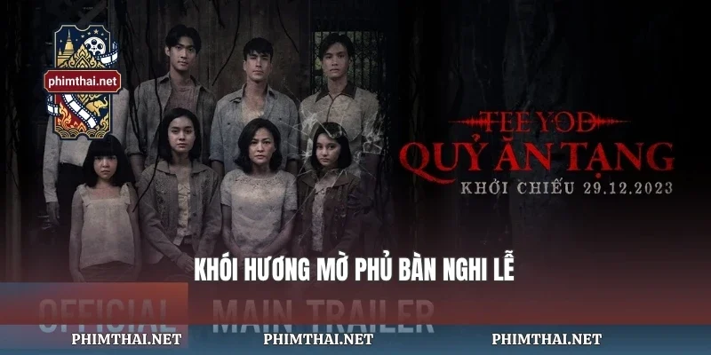 Khói hương mờ phủ bàn nghi lễ