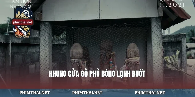 Khung cửa gỗ phủ bóng lạnh buốt