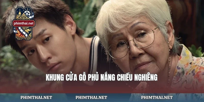 Khung cửa gỗ phủ nắng chiều nghiêng
