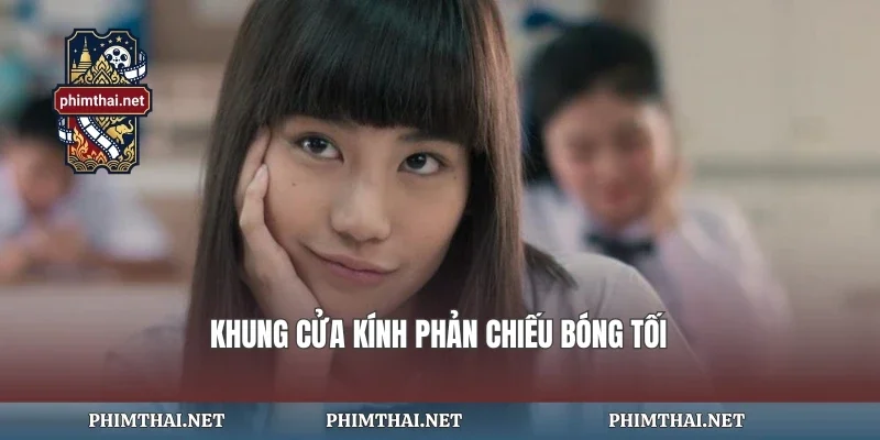 Khung cửa kính phản chiếu bóng tối