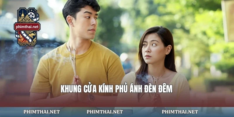 Khung cửa kính phủ ánh đèn đêm