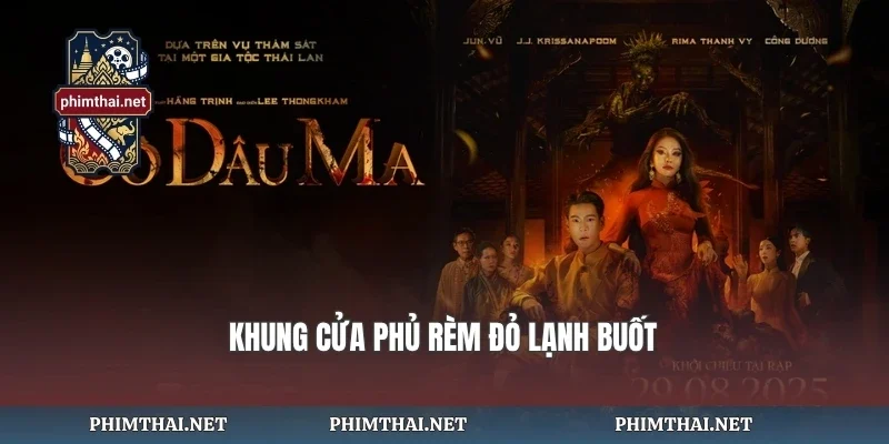Khung cửa phủ rèm đỏ lạnh buốt