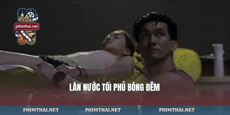 Làn nước tối phủ bóng đêm